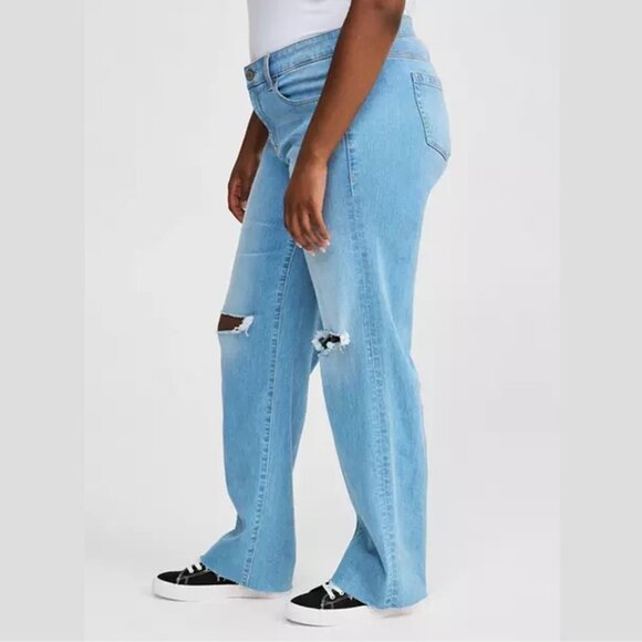 Torrid - Perfect Wide Leg Mid-Rise Jean in Ahoy There Blue Light Wash - Picture 12 of 14